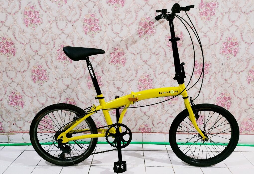 Sepeda lipat Seli ukuran 20 mulus terawat kuning glossy, Olah Raga ...