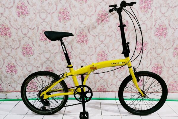 Sepeda lipat Seli ukuran 20 mulus terawat kuning glossy, Olah Raga ...