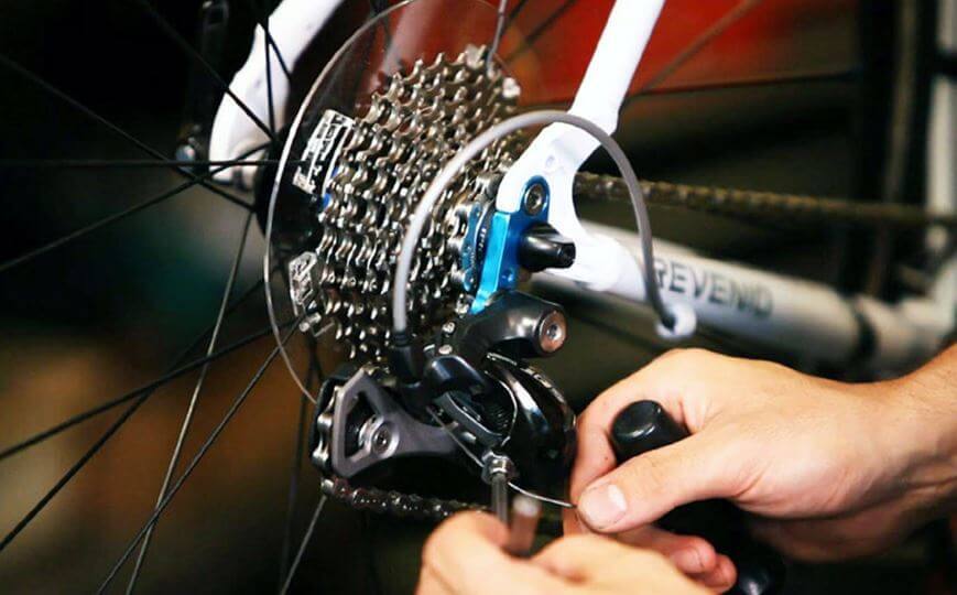 Front derailleur adjustment screw blocked? How to adjust the front ... Front derailleur adjustment screw blocked? How to adjust the front ...